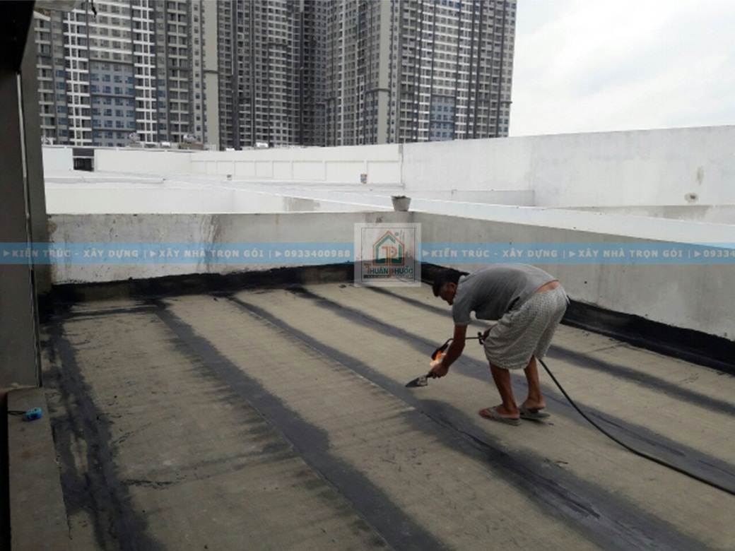 Trát và chuẩn bị bề mặt chống thấm mái nhà.