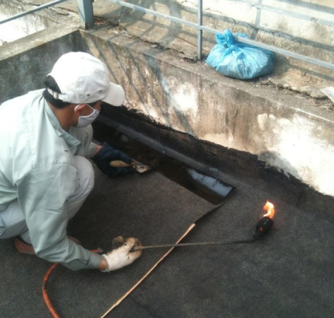 Sử dụng keo chống thấm trần nhà chuyên dụng bơm trực tiếp.